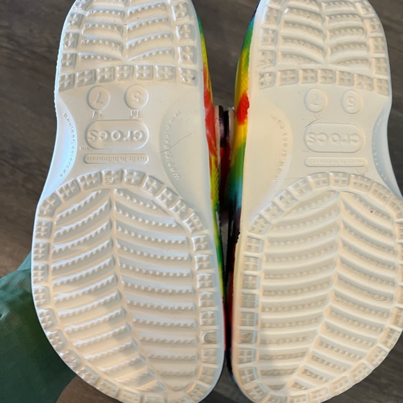 CROCS Red and Blue Sandals with Perforated Design - Picture 5 of 6